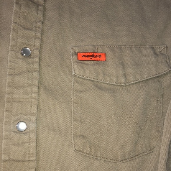 Wrangler  real tree fr pearl snap - Picture 3 of 4